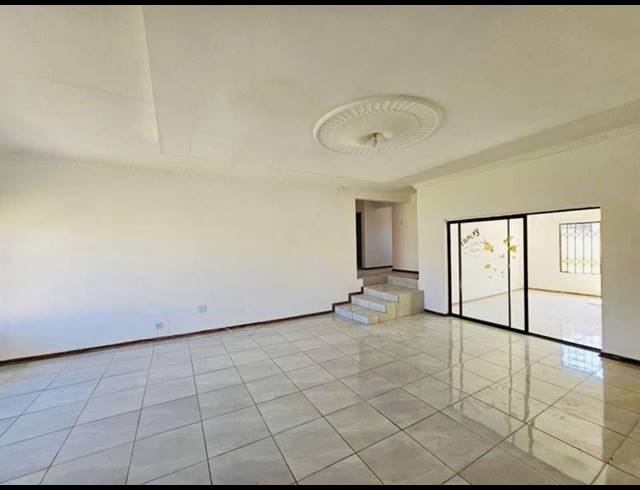 4 BEDROOM FREEHOLD TO LET IN MODEL PARK